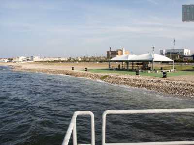 Del resto non � una coincidenza che proprio in questa parte di citt� sorga una delle scuole di surf della citt�: la Big air. L'associazione opera sotto un capannone dal tetto bianco, qualche centinaio di metri pi� a sud di quei locali all�aperto che animano la movida estiva della zona (foto di Antonio Caradonna)